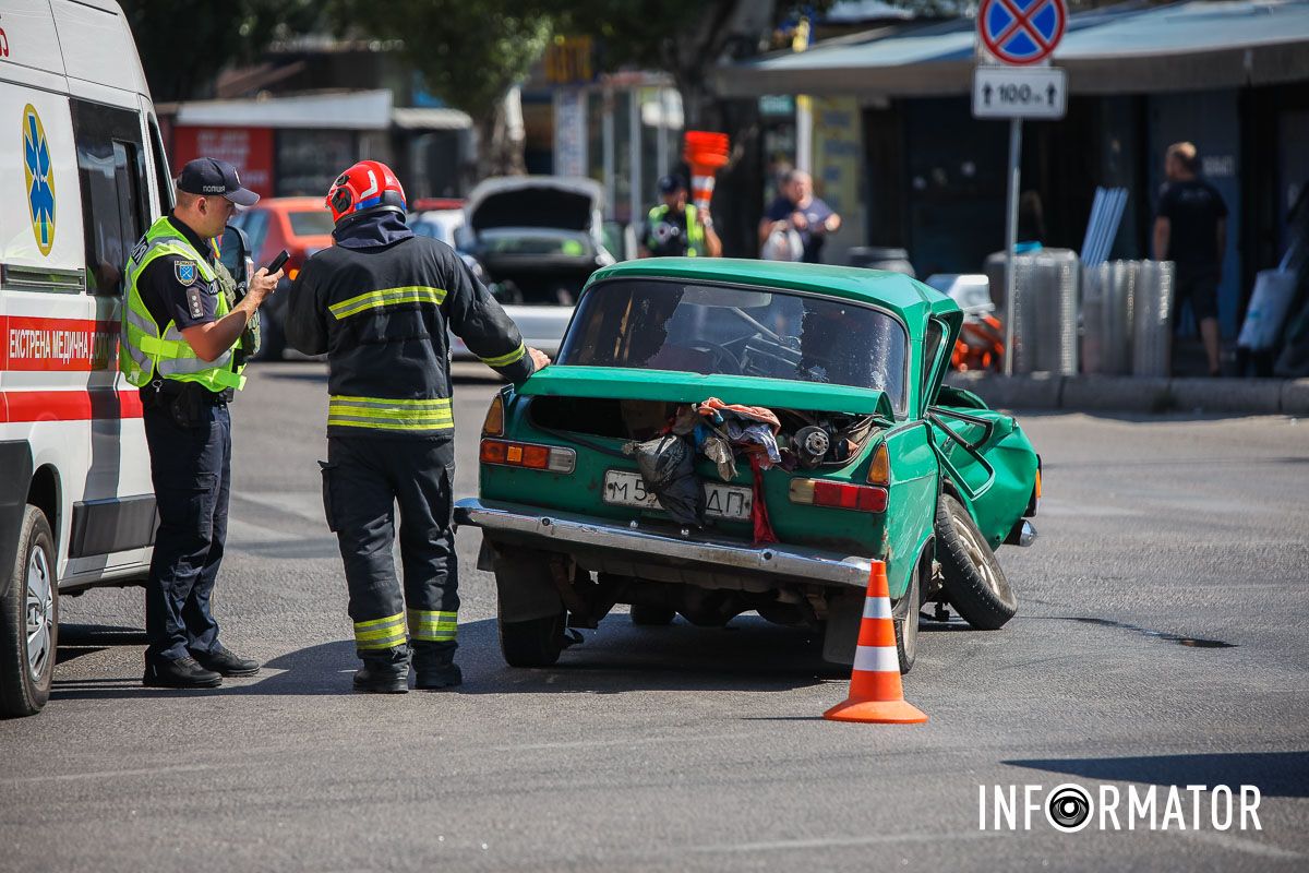 Постраждала жінка: у Дніпрі на Березинській зіштовхнулися Ford та Москвич 11