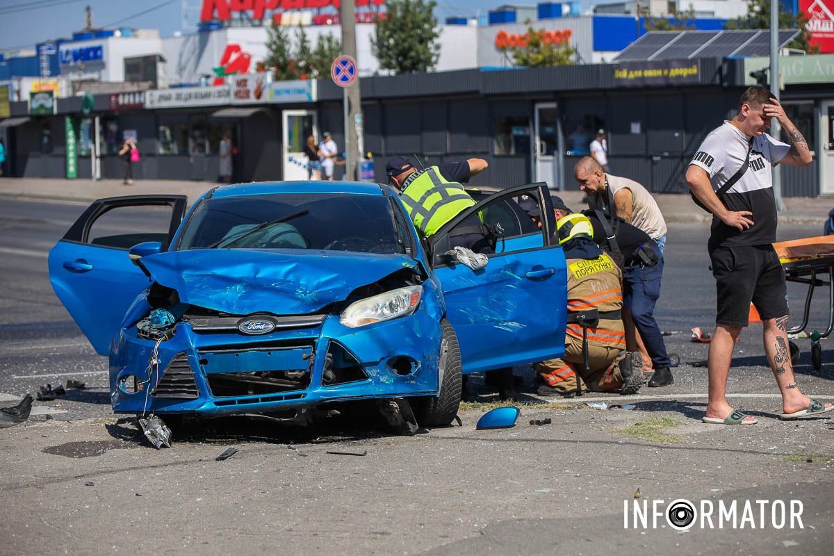 Постраждала жінка: у Дніпрі на Березинській зіштовхнулися Ford та Москвич 12