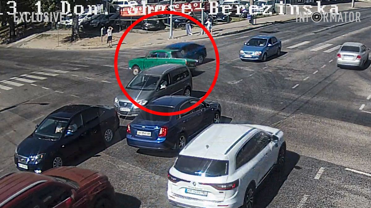 Видео момента: в Днепре на Березинской столкнулись Ford и "Москвич"