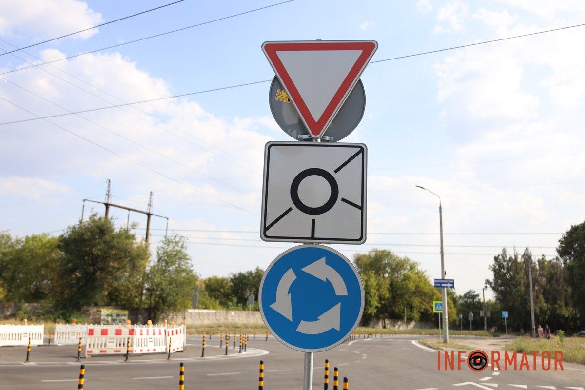 Установлены новые дорожные знаки В Днепре на проспекте Богдана Хмельницкого появилась кольцевая развязка 14