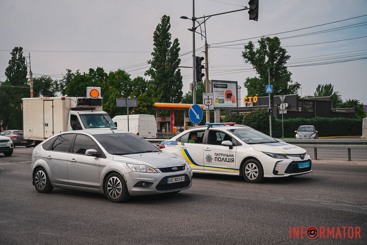 В Днепре на Слобожанском проспекте вблизи пешеходного перехода Chery сбил мужчину: человек в больнице, движение затруднено 2