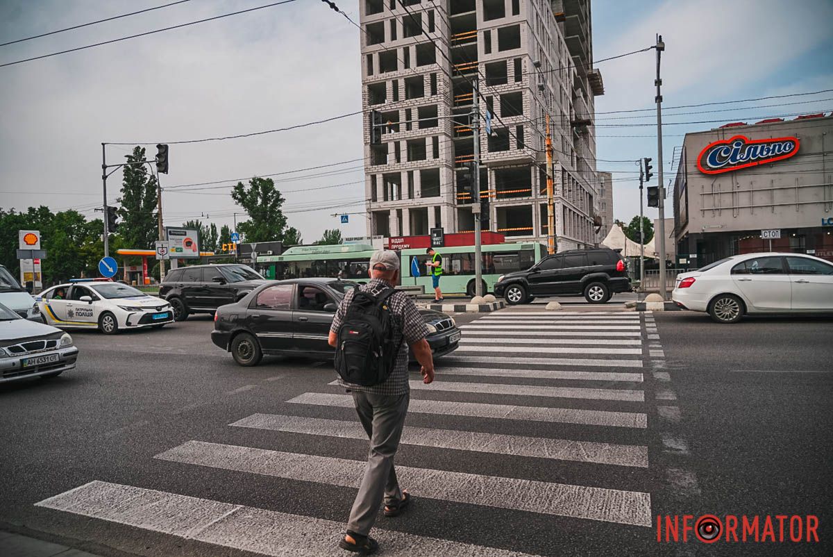 В Днепре на Слобожанском проспекте вблизи пешеходного перехода Chery сбил мужчину: человек в больнице, движение затруднено 5