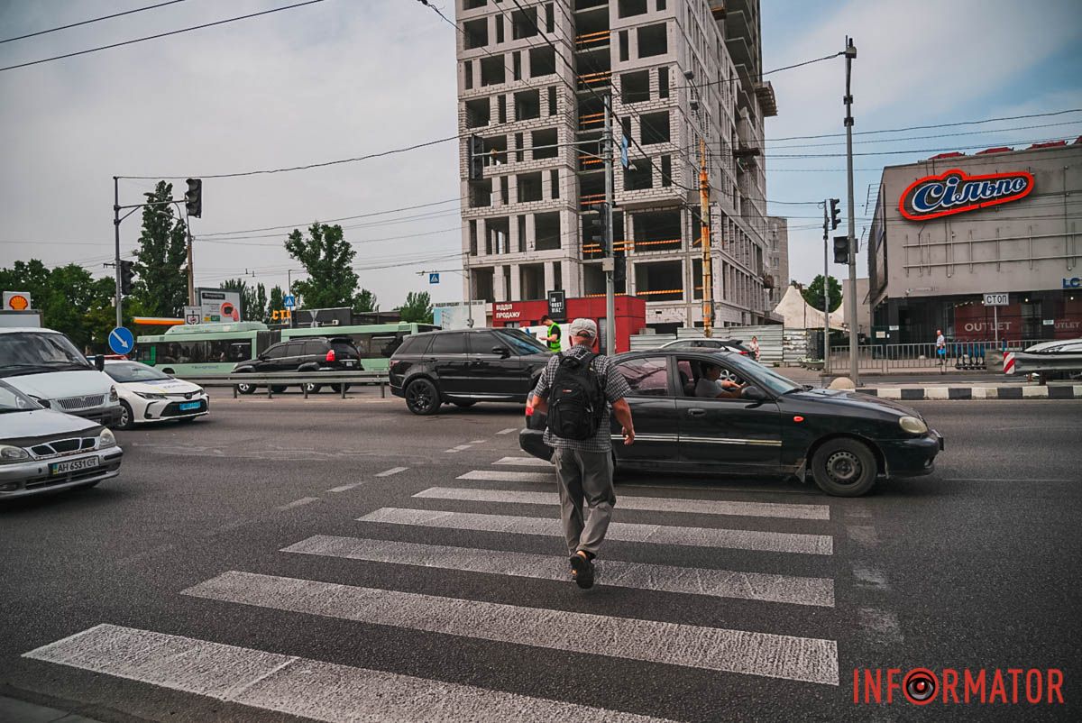 В Днепре на Слобожанском проспекте вблизи пешеходного перехода Chery сбил мужчину: человек в больнице, движение затруднено 6