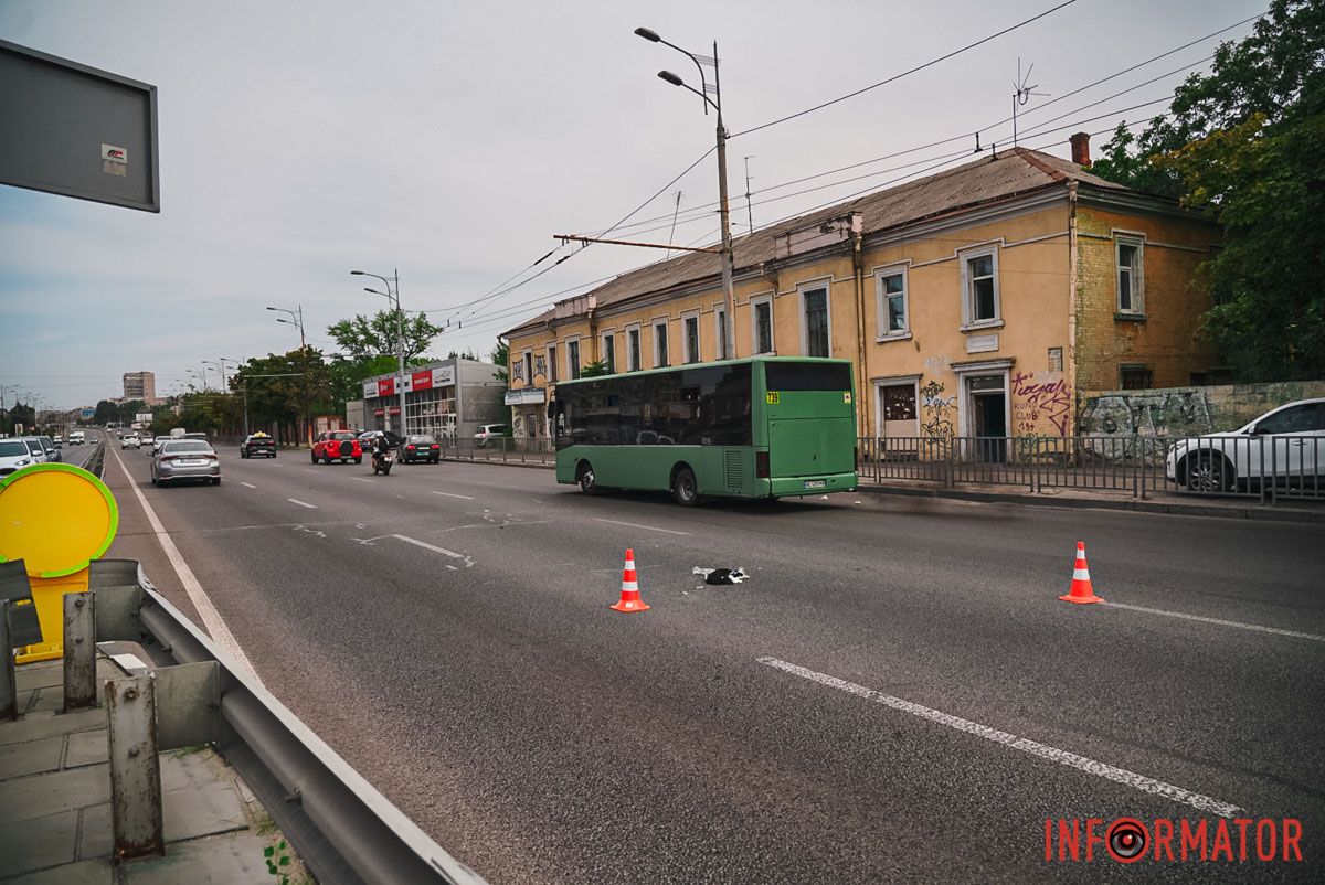 В Днепре на Слобожанском проспекте вблизи пешеходного перехода Chery сбил мужчину: человек в больнице, движение затруднено 8