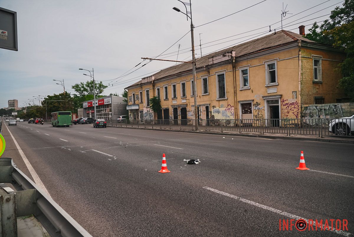 В Днепре на Слобожанском проспекте вблизи пешеходного перехода Chery сбил мужчину: человек в больнице, движение затруднено 9