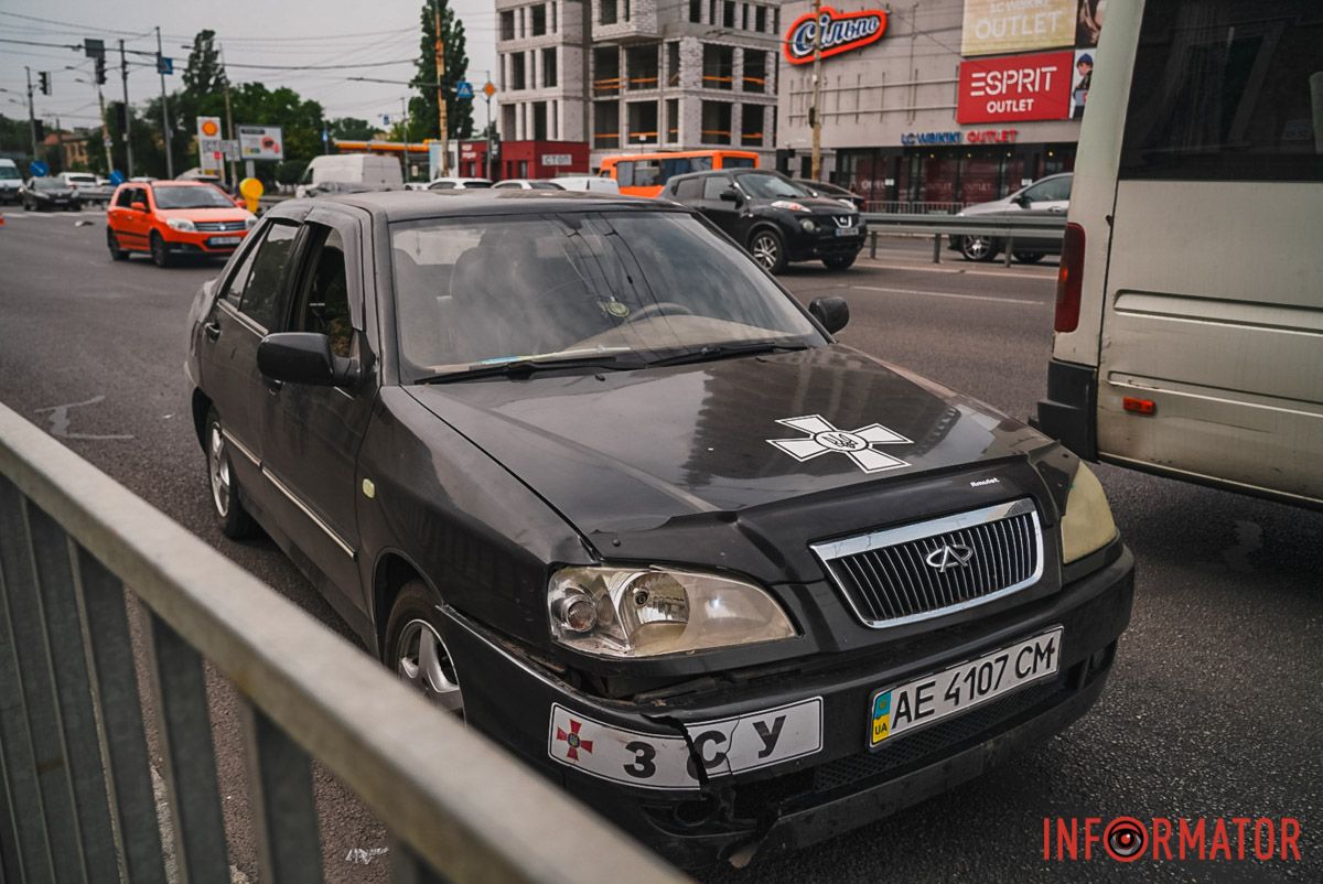 В Днепре на Слобожанском проспекте вблизи пешеходного перехода Chery сбил мужчину: человек в больнице, движение затруднено 1