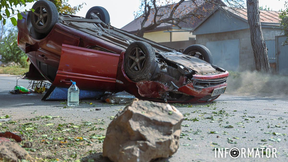 В Днепре на Конотопской Hyundai перевернулся на крышу: водитель в больнице