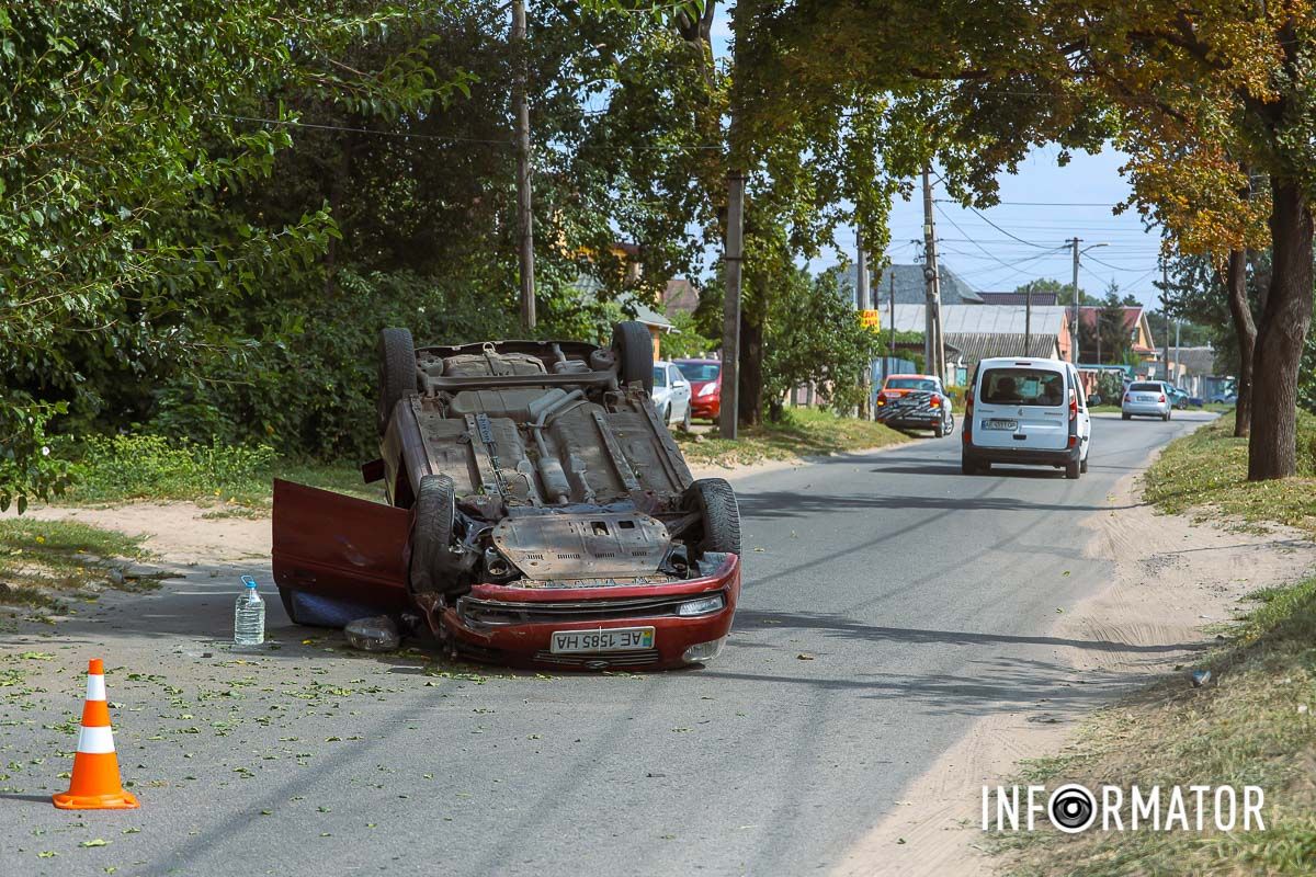 В Днепре на Конотопской Hyundai перевернулся на крышу: водитель в больнице 1