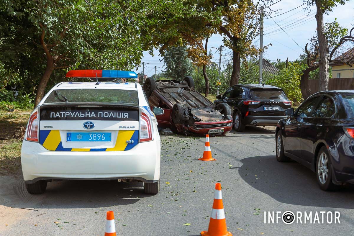В Днепре на Конотопской Hyundai перевернулся на крышу: водитель в больнице 2