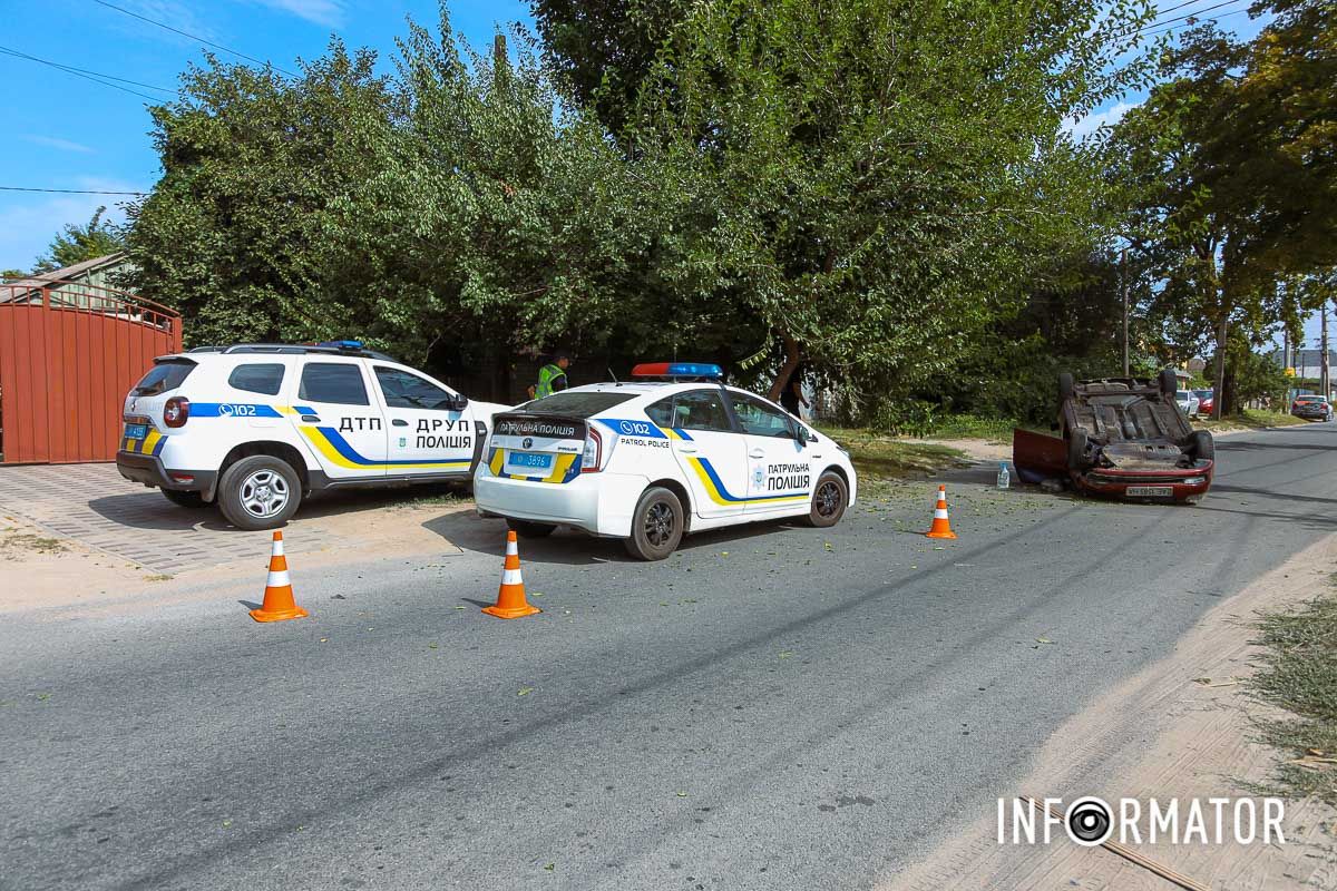 В Днепре на Конотопской Hyundai перевернулся на крышу: водитель в больнице 3