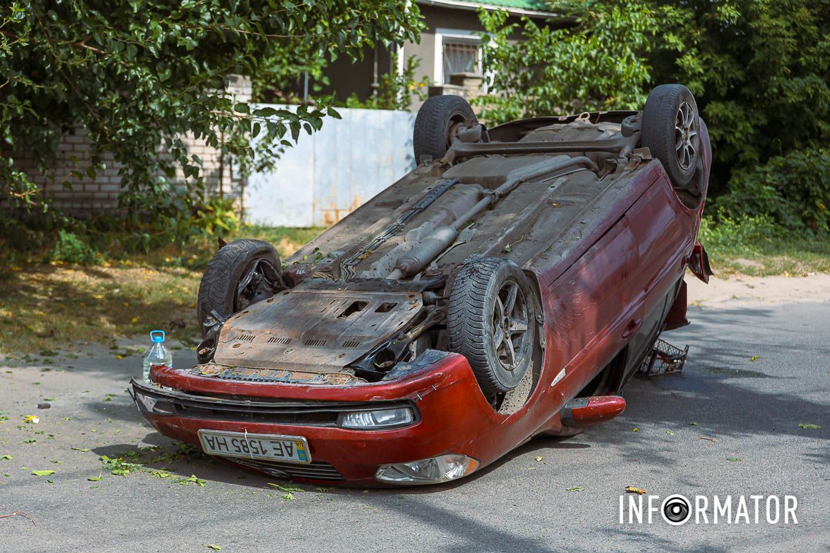 В Днепре на Конотопской Hyundai перевернулся на крышу: водитель в больнице 4