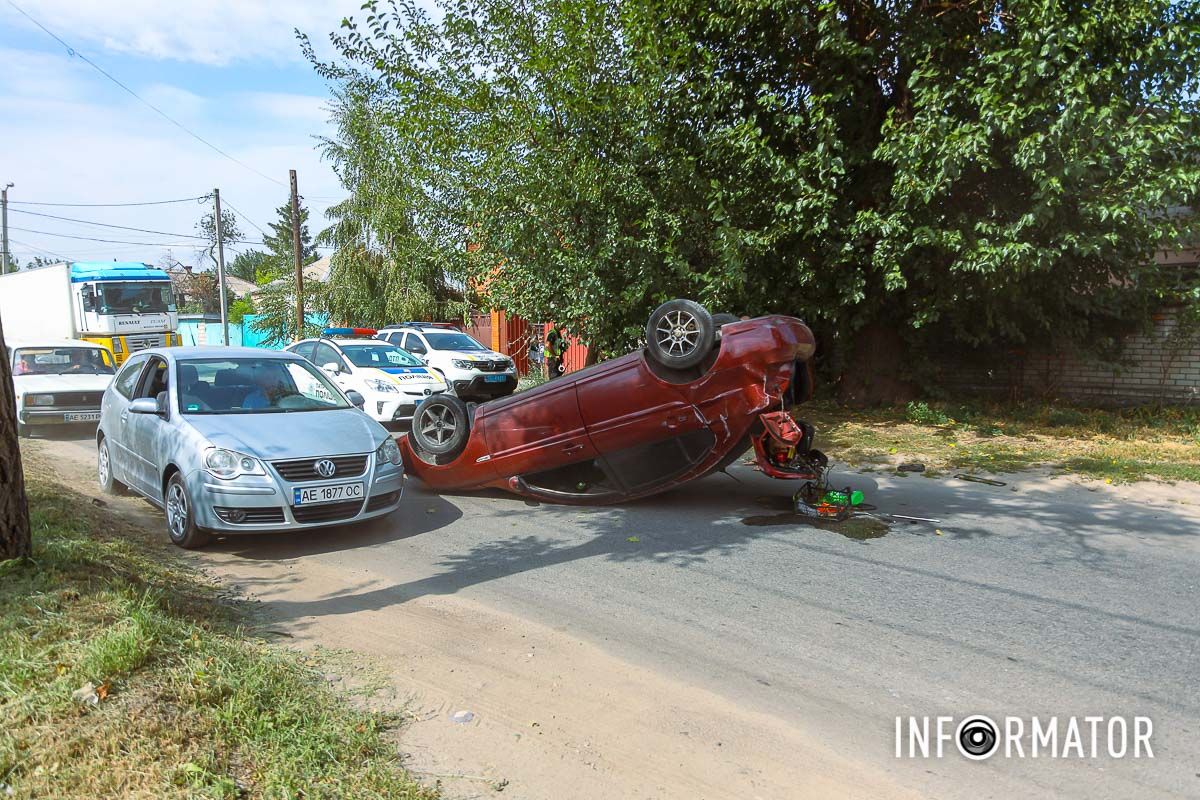 В Днепре на Конотопской Hyundai перевернулся на крышу: водитель в больнице 5