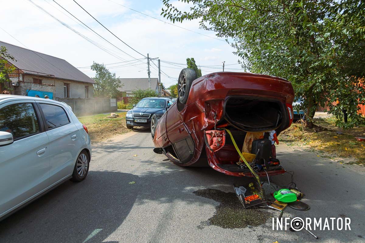 В Днепре на Конотопской Hyundai перевернулся на крышу: водитель в больнице 6