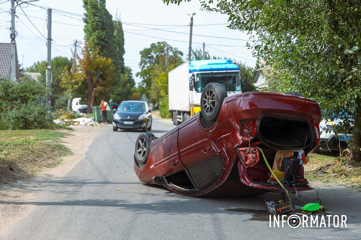 В Днепре на Конотопской Hyundai перевернулся на крышу: водитель в больнице 7