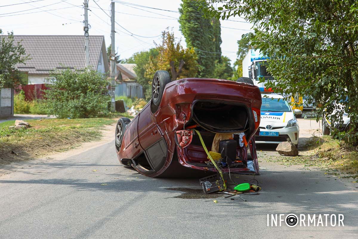 В Днепре на Конотопской Hyundai перевернулся на крышу: водитель в больнице 8