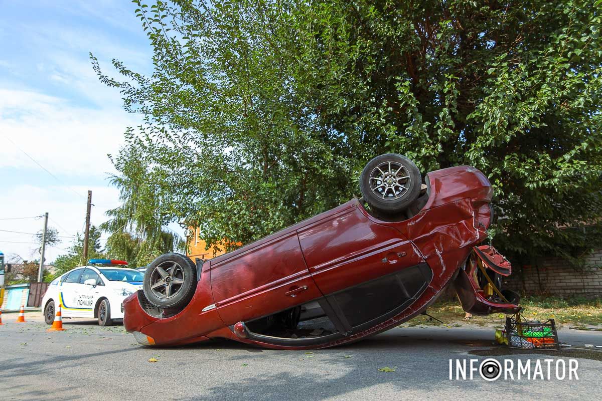 В Днепре на Конотопской Hyundai перевернулся на крышу: водитель в больнице 10