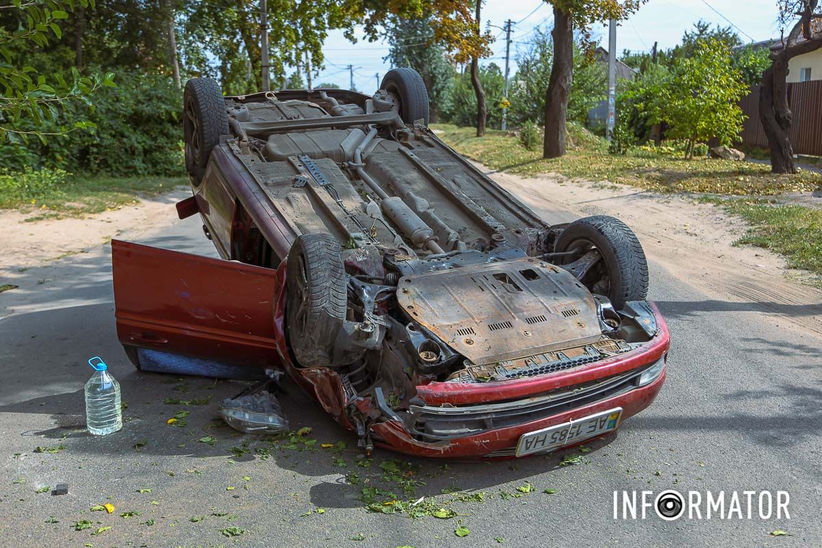В Днепре на Конотопской Hyundai перевернулся на крышу: водитель в больнице 11