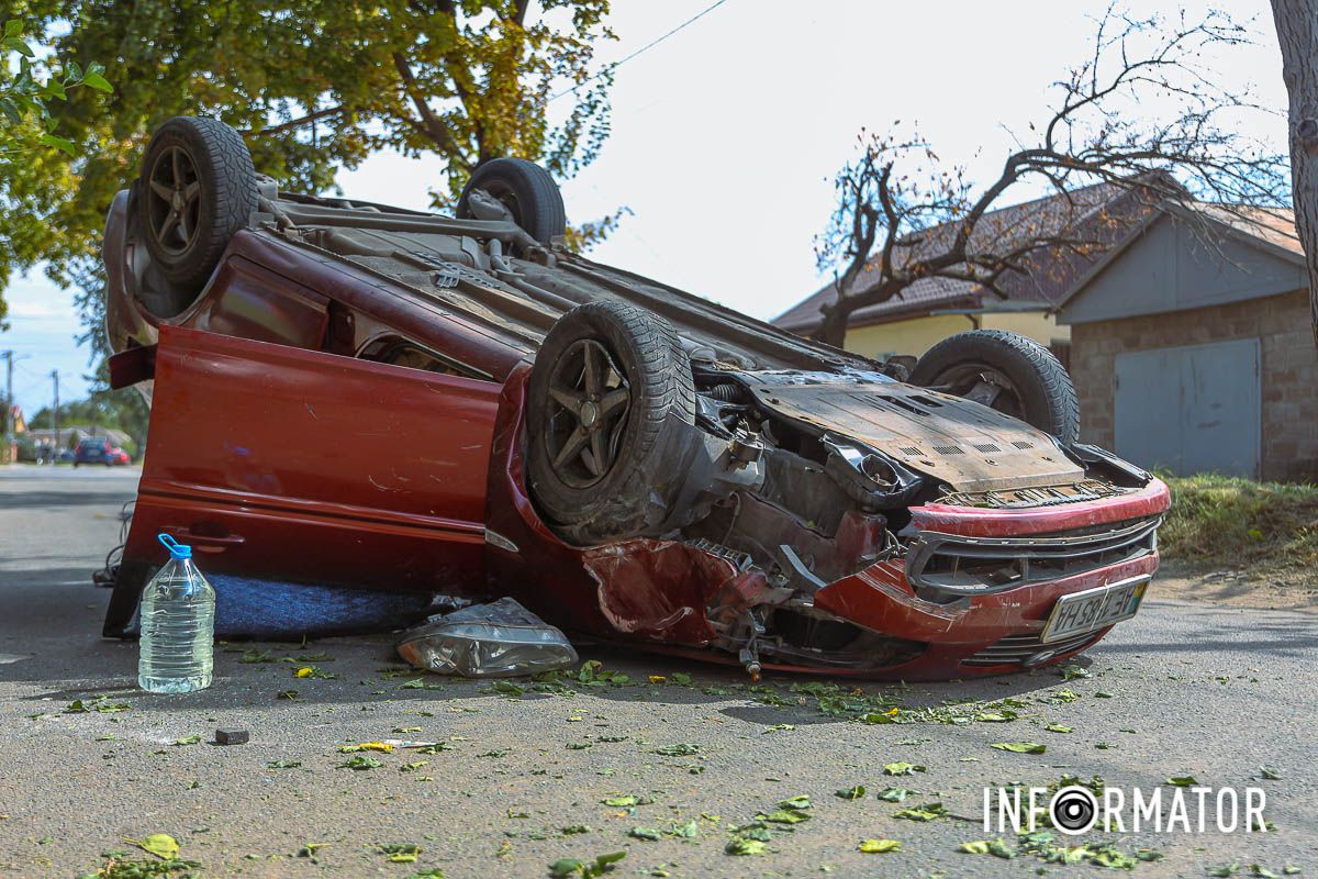 В Днепре на Конотопской Hyundai перевернулся на крышу: водитель в больнице 12