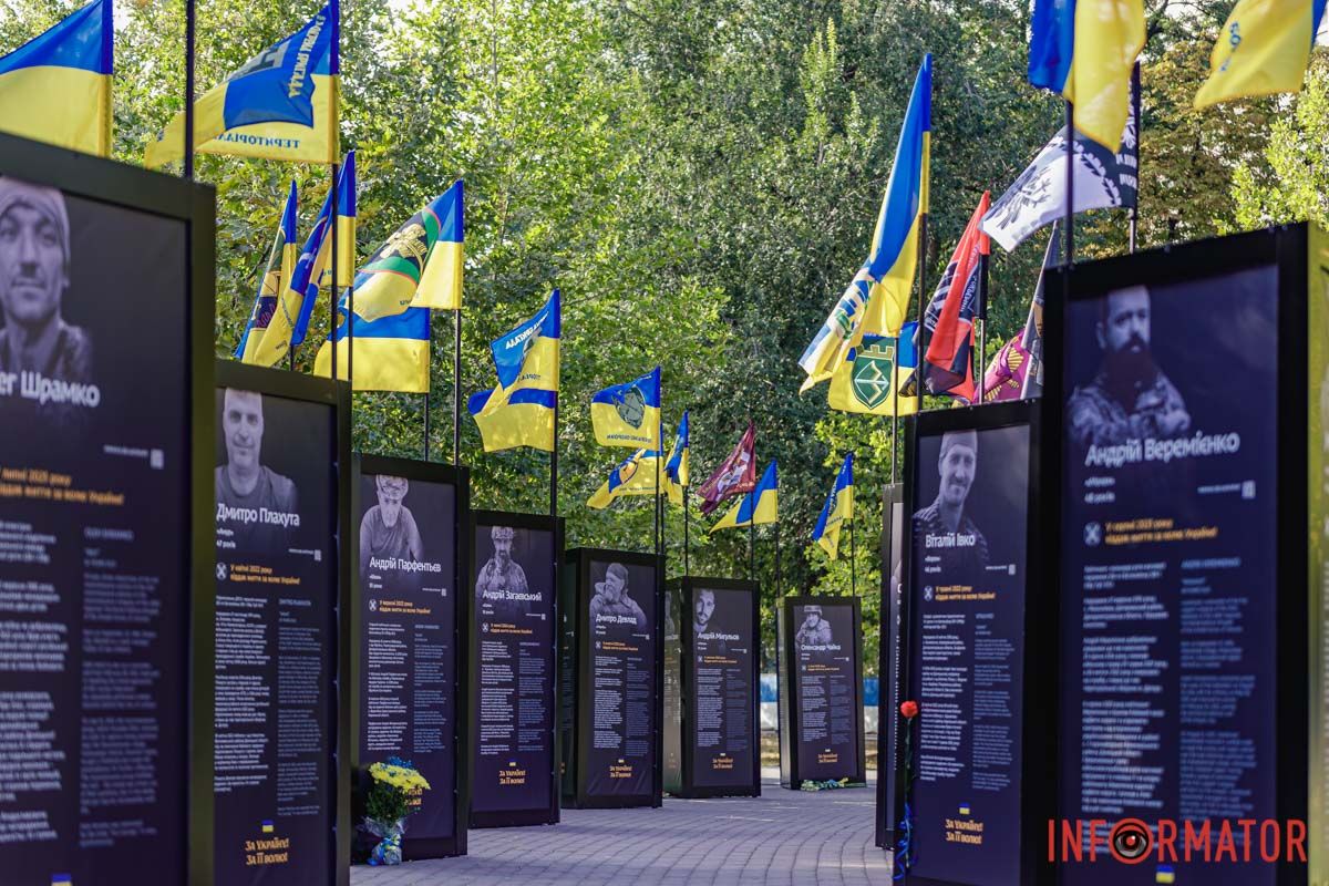 Біля кожного можна побачити прапор України Біля кожного можна побачити прапор України