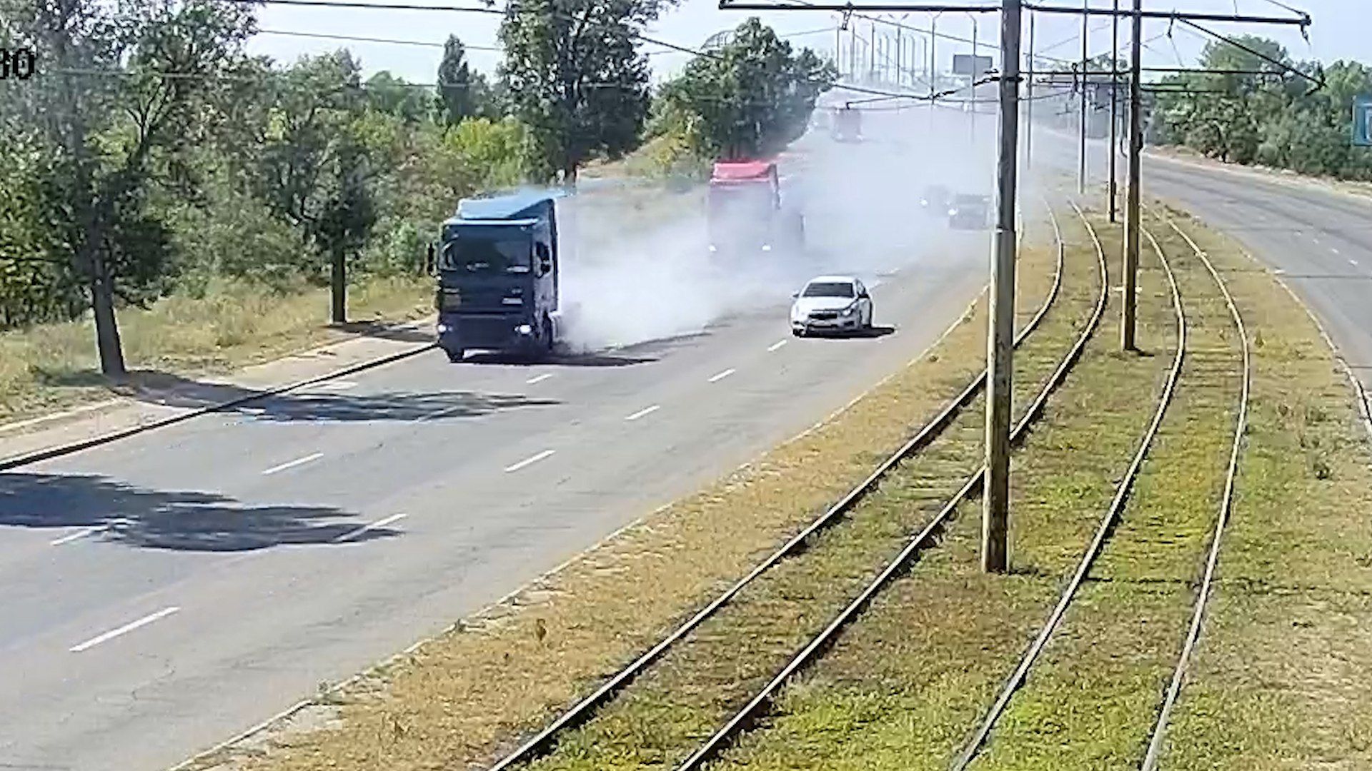 В Днепре на Донецком шоссе во время движения задымилась фура DAF: видео с  камер