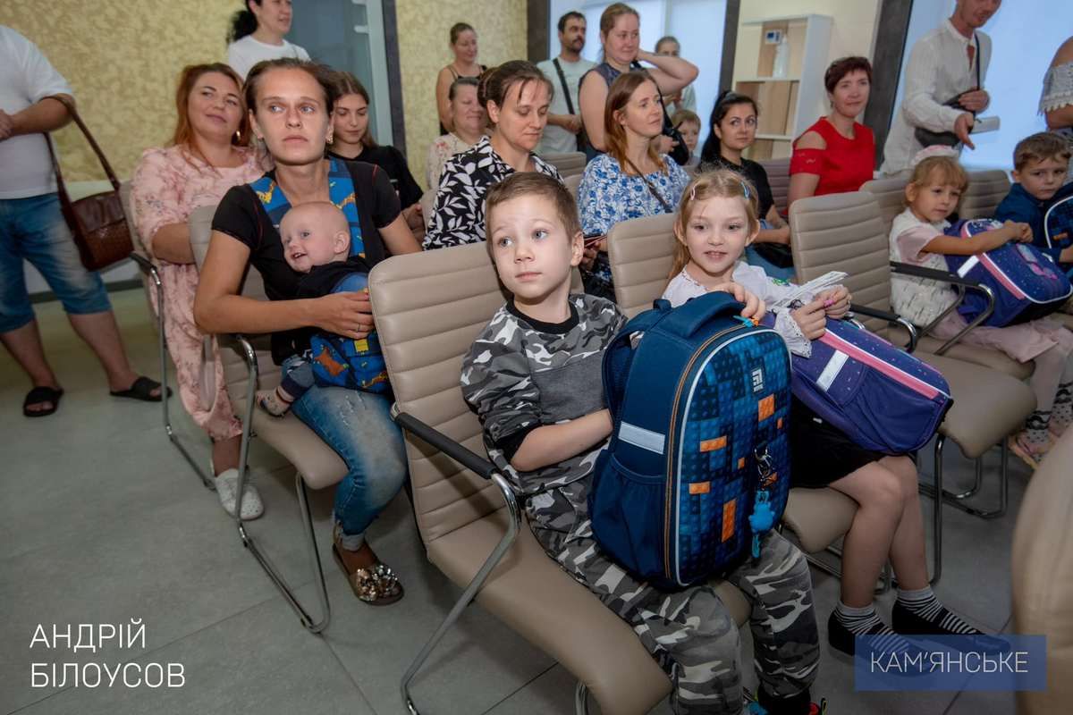Першокласникам Кам’янського вручили рюкзаки та шкільне приладдя перед 1 вересня 2