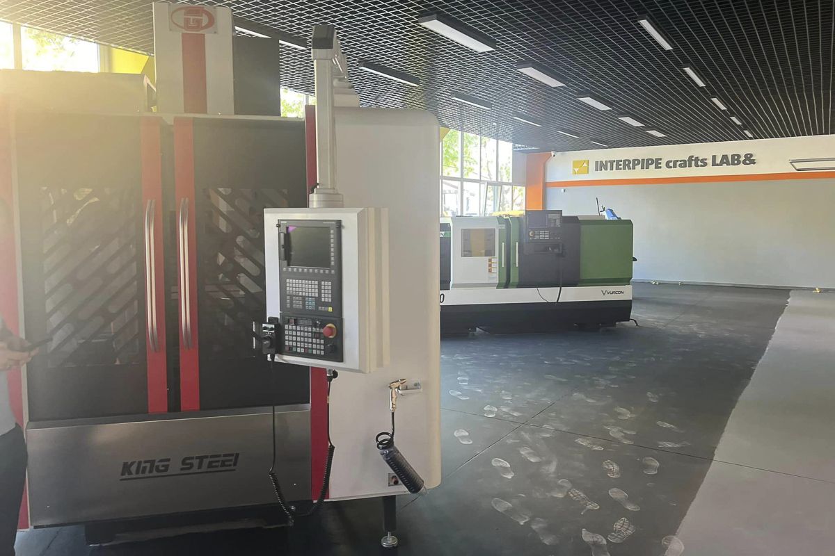 Установлены три современных станка с программным управлением