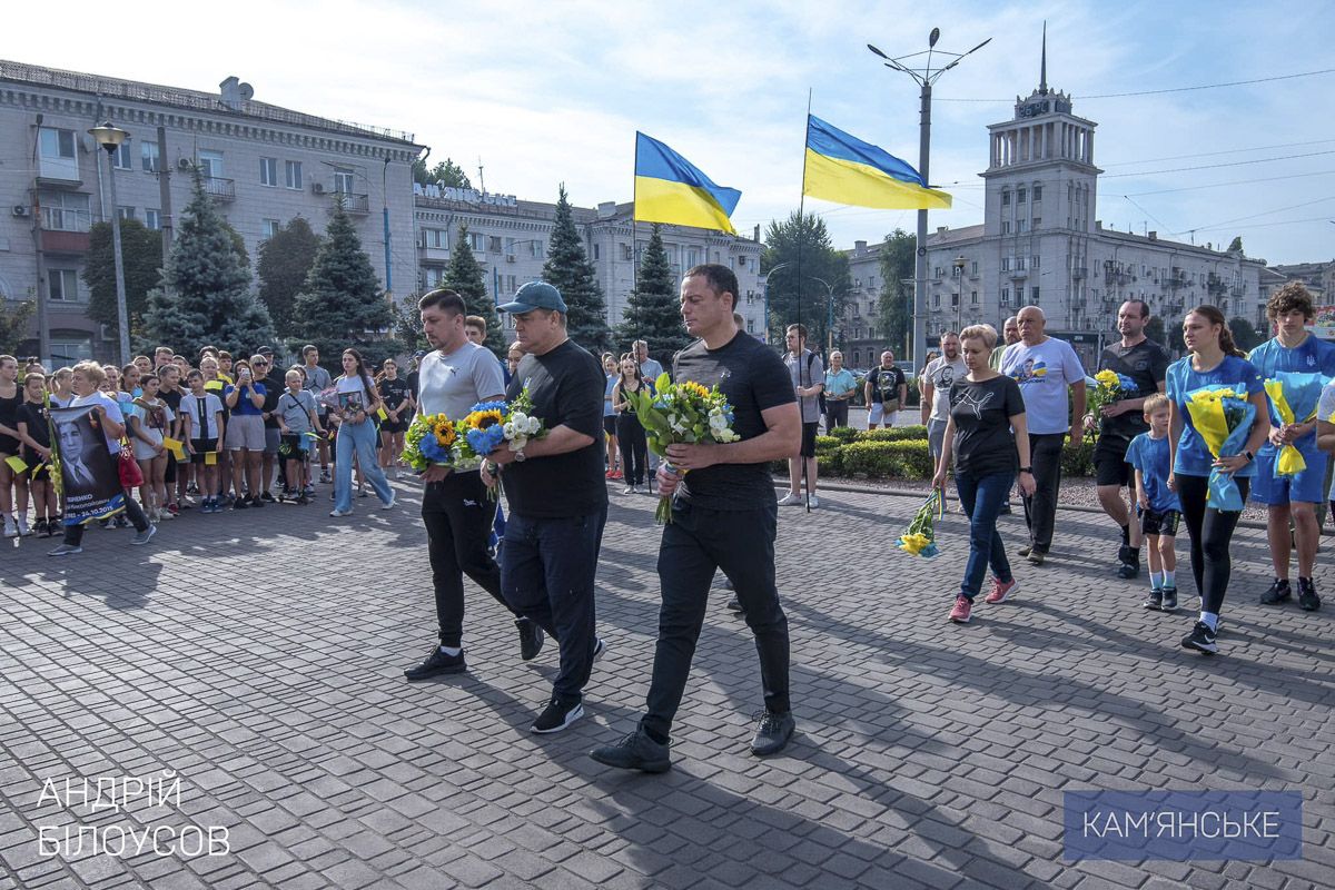 Прошла церемония возложения цветов к мемориалу на Майдане Героев