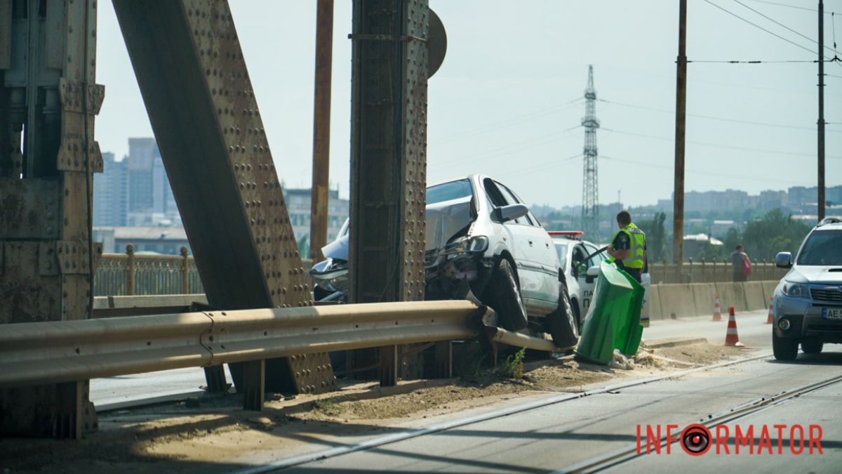 В Днепре на Старом мосту автомобиль влетел в отбойник и повис на нем