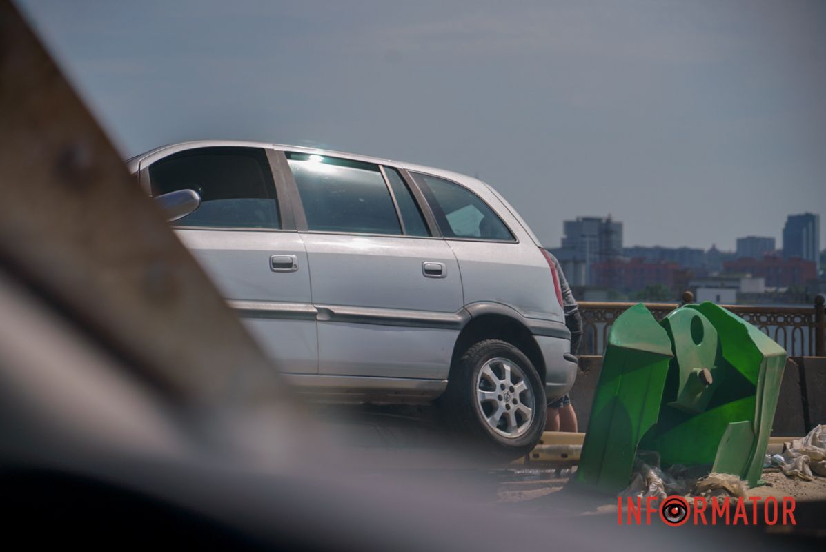 Opel влетів у відбійник та повис на ньому У Дніпрі на Старому мості автівка влетіла у відбійник та повисла на ньому 2