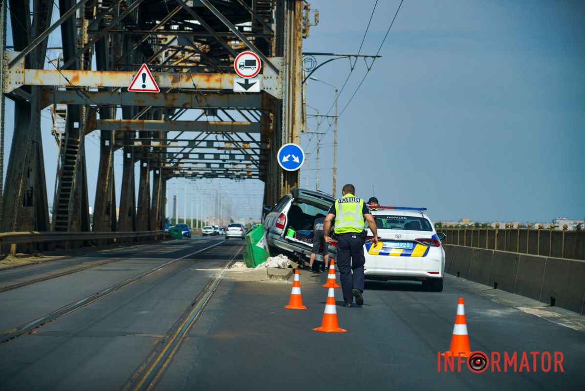 Попередньо, водій рухався по мосту у бік лівого берега У Дніпрі на Старому мості автівка влетіла у відбійник та повисла на ньому 4