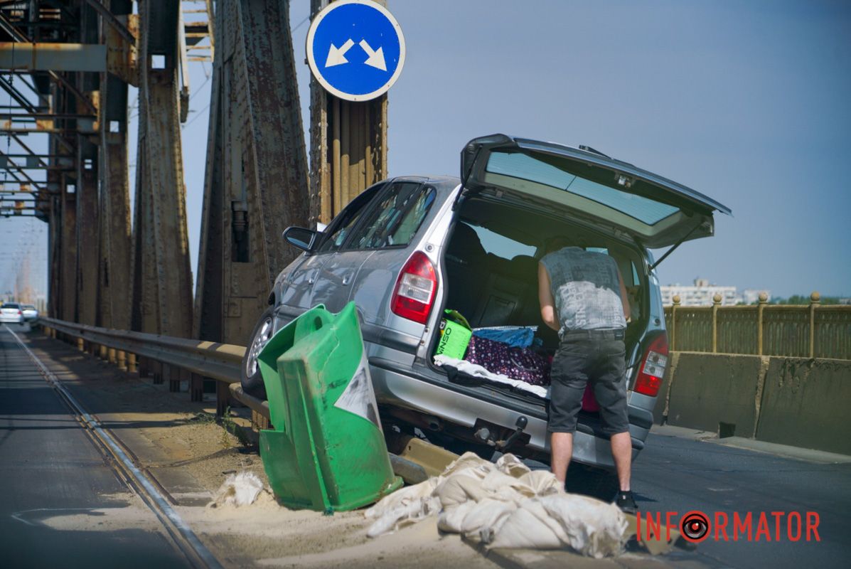 Автівка влетіла у відбійник У Дніпрі на Старому мості автівка влетіла у відбійник та повисла на ньому 6