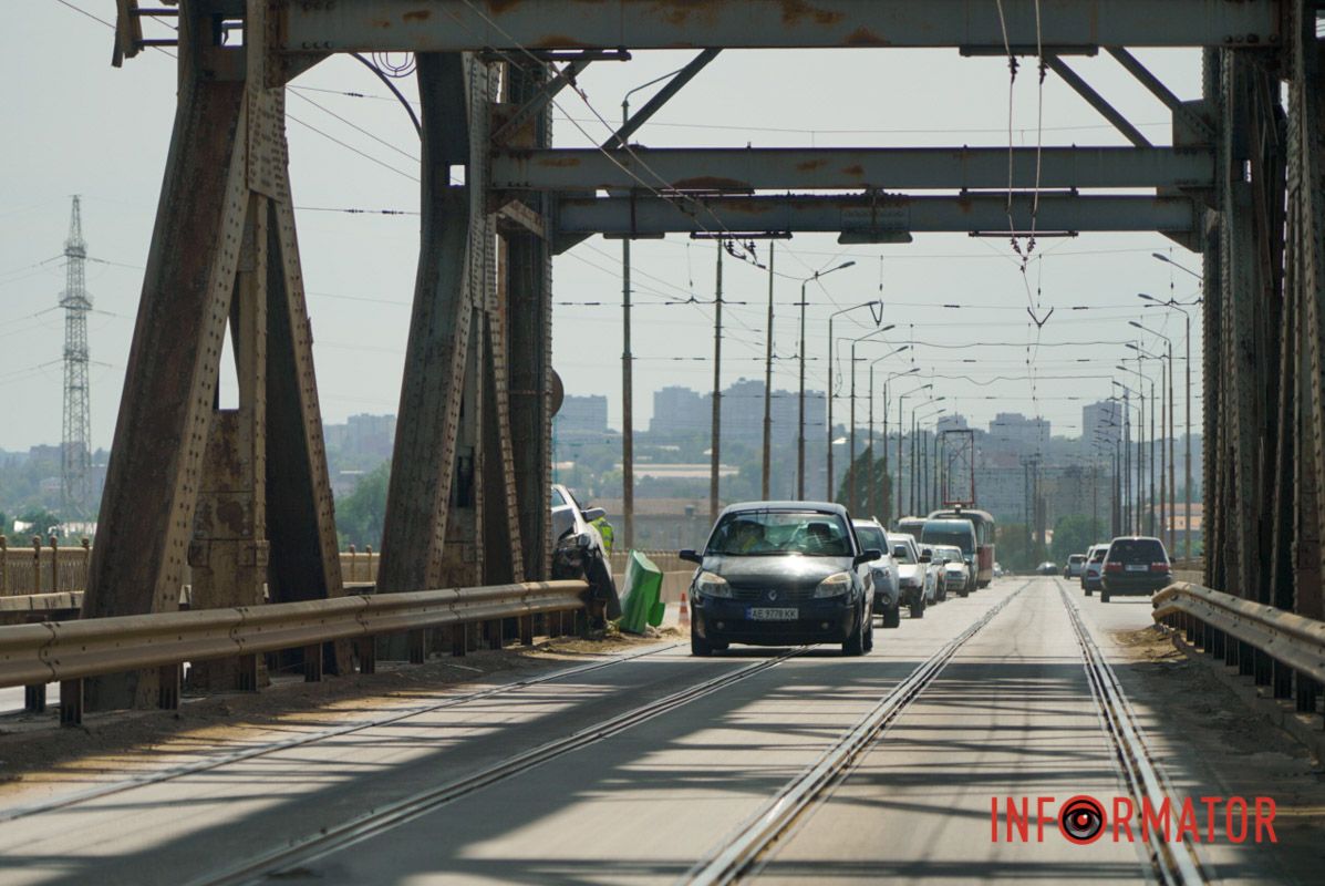 Рух на мосту у бік лівого берега незначно ускладнений У Дніпрі на Старому мості автівка влетіла у відбійник та повисла на ньому 7