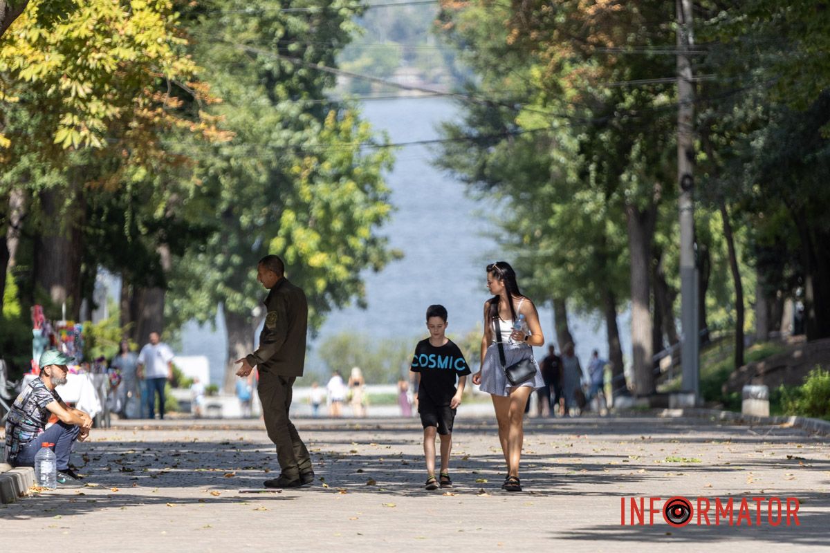Днепряне наслаждаются прогулками под теплым солнцем
