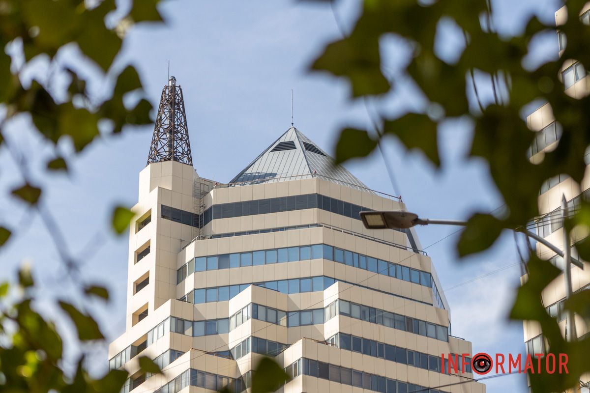 Жители города пользуются последними летними днями, наслаждаясь прогулками по паркам и набережным