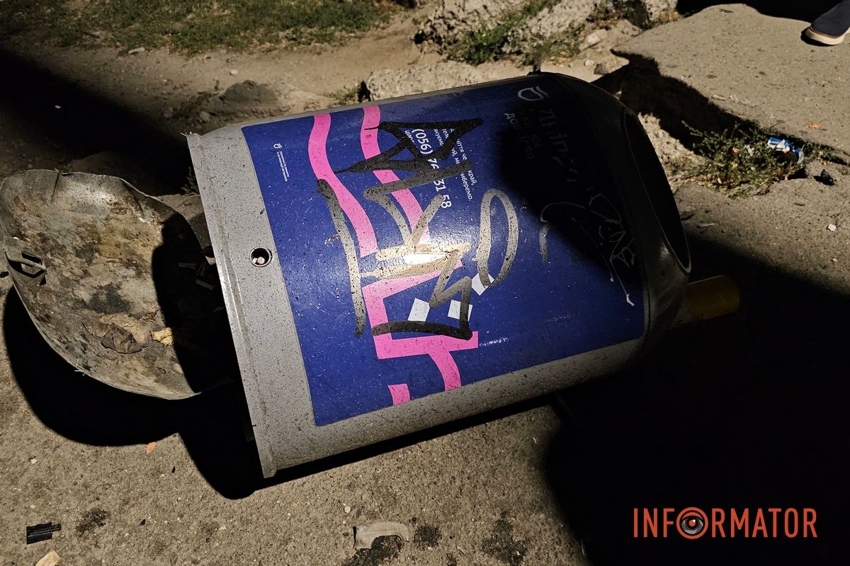 У Дніпрі на Запорізькому шосе Skoda врізалася у підземний перехід та огорожу: водій постраждав, з машини вилетів двигун 3