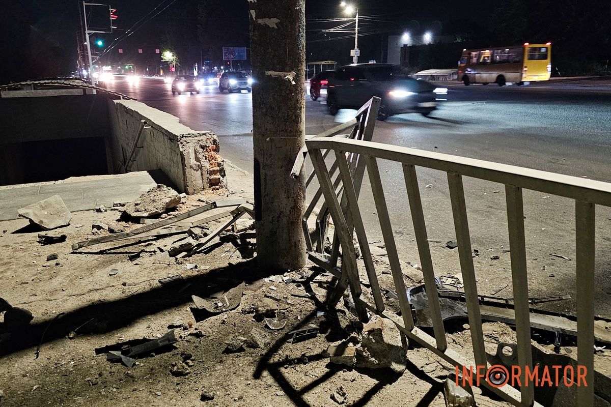 У Дніпрі на Запорізькому шосе Skoda врізалася у підземний перехід та огорожу: водій постраждав, з машини вилетів двигун 1