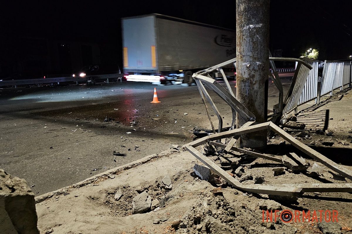 У Дніпрі на Запорізькому шосе Skoda врізалася у підземний перехід та огорожу: водій постраждав, з машини вилетів двигун 4