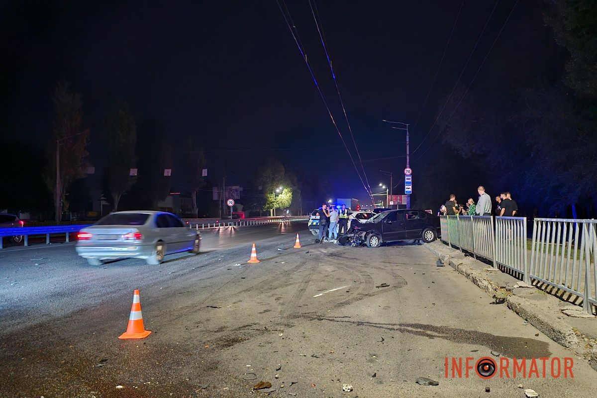 У Дніпрі на Запорізькому шосе Skoda врізалася у підземний перехід та огорожу: водій постраждав, з машини вилетів двигун 2