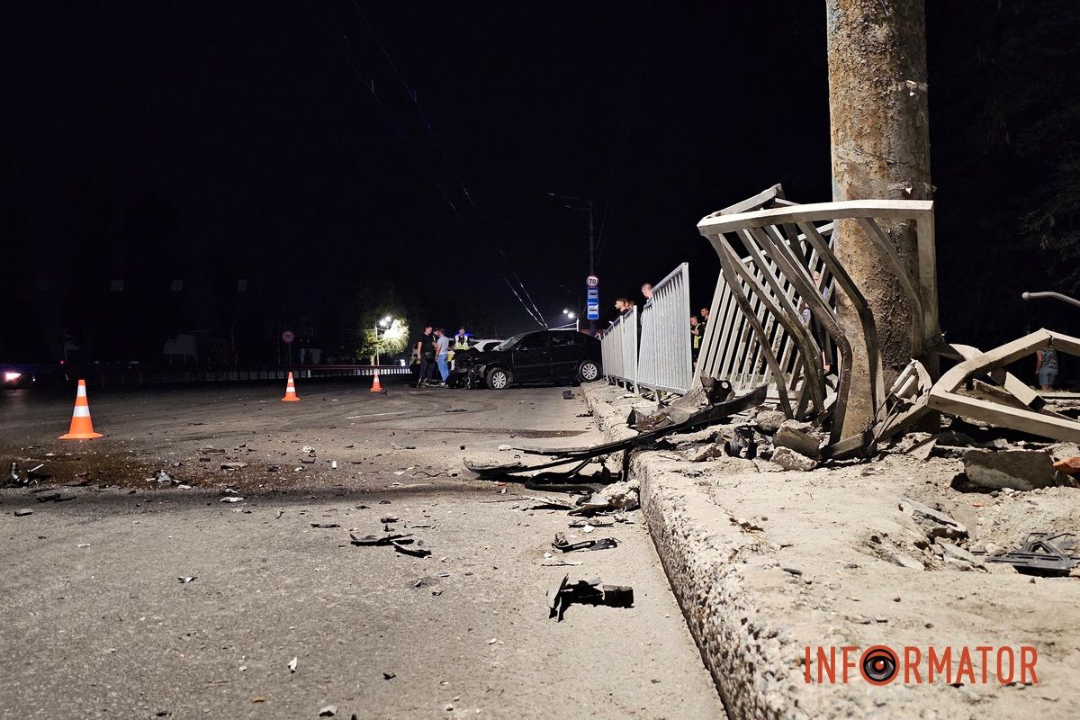 У Дніпрі на Запорізькому шосе Skoda врізалася у підземний перехід та огорожу: водій постраждав, з машини вилетів двигун 19