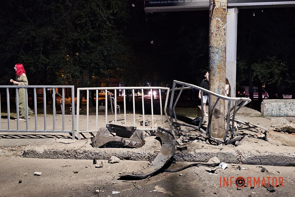 У Дніпрі на Запорізькому шосе Skoda врізалася у підземний перехід та огорожу: водій постраждав, з машини вилетів двигун 10