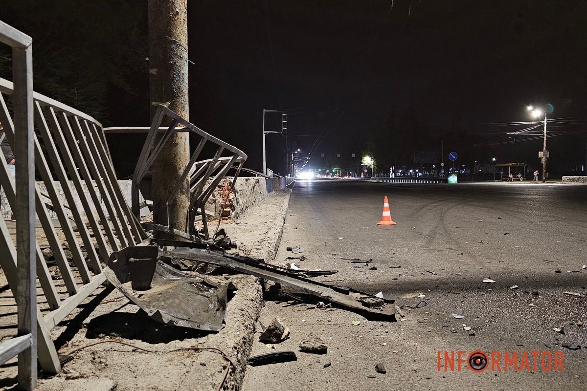 У Дніпрі на Запорізькому шосе Skoda врізалася у підземний перехід та огорожу: водій постраждав, з машини вилетів двигун 12