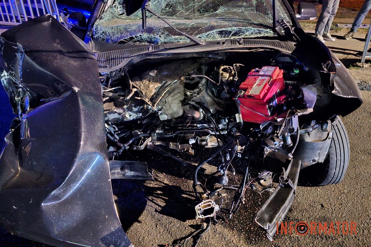 У Дніпрі на Запорізькому шосе Skoda врізалася у підземний перехід та огорожу: водій постраждав, з машини вилетів двигун 11