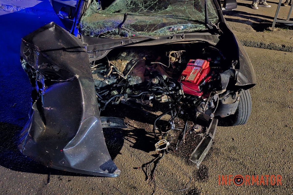 У Дніпрі на Запорізькому шосе Skoda врізалася у підземний перехід та огорожу: водій постраждав, з машини вилетів двигун 16