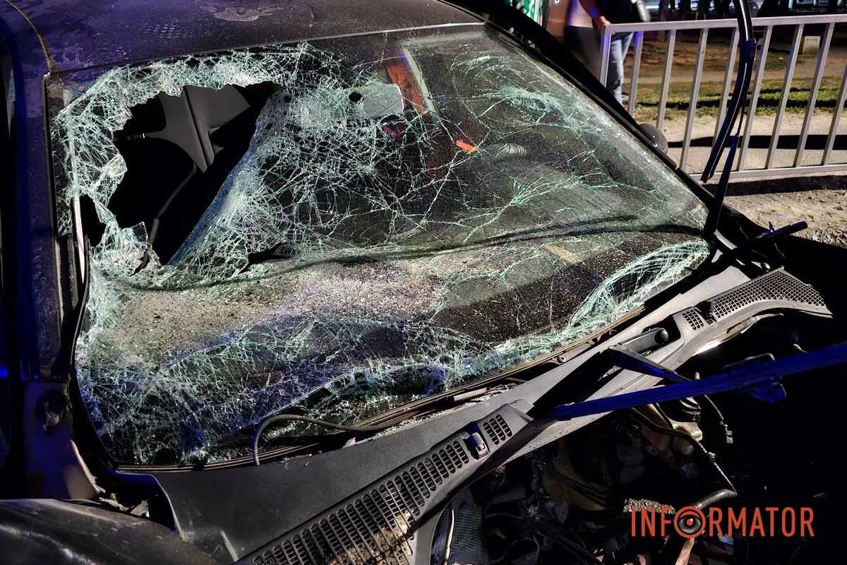 У Дніпрі на Запорізькому шосе Skoda врізалася у підземний перехід та огорожу: водій постраждав, з машини вилетів двигун 18