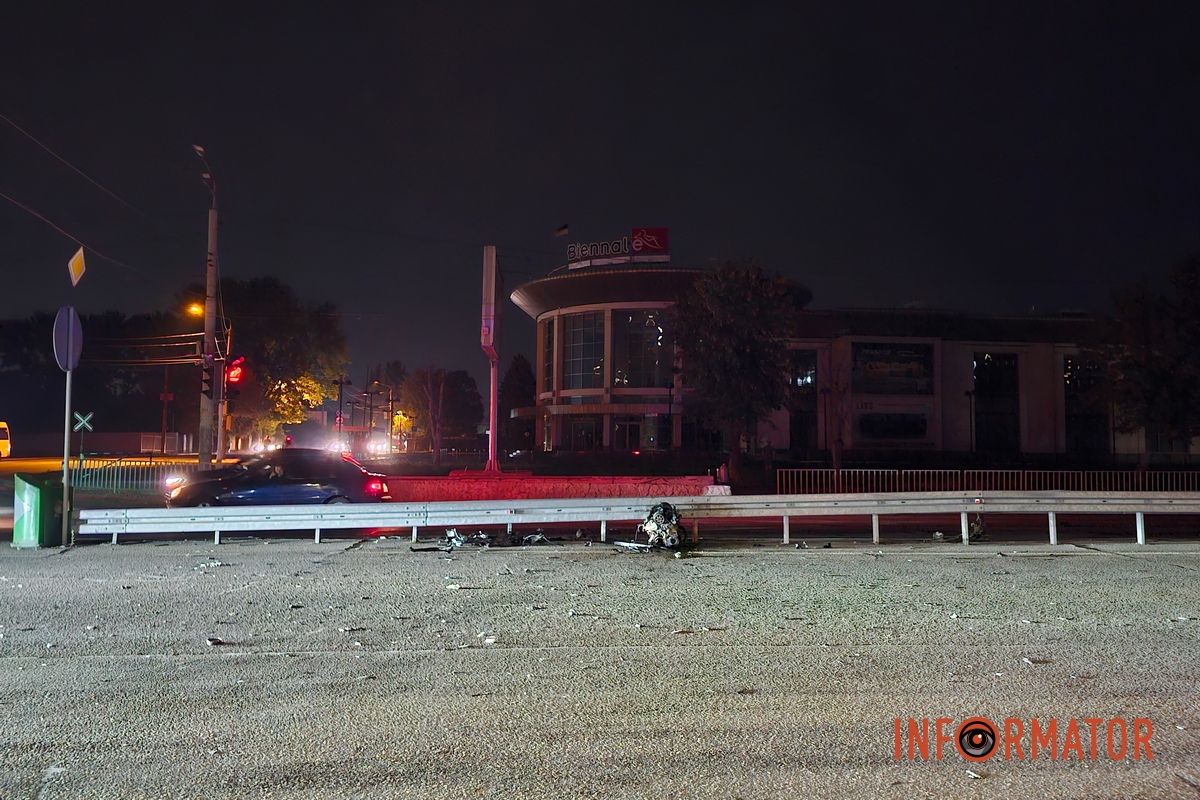 У Дніпрі на Запорізькому шосе Skoda врізалася у підземний перехід та огорожу: водій постраждав, з машини вилетів двигун 9