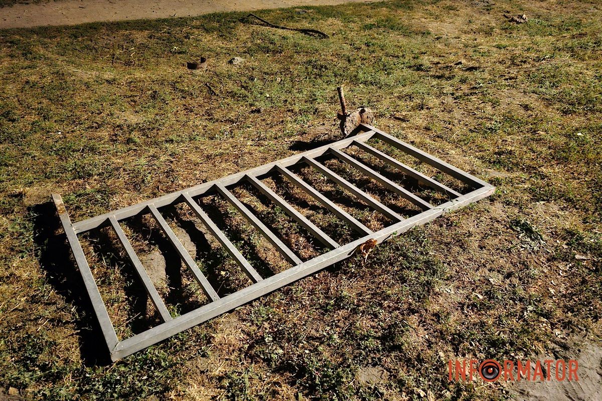 У Дніпрі на Запорізькому шосе Skoda врізалася у підземний перехід та огорожу: водій постраждав, з машини вилетів двигун 8