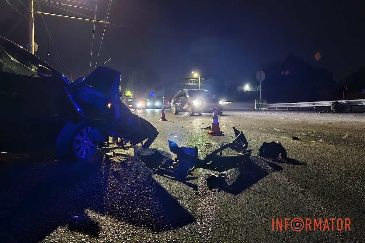 У Дніпрі на Запорізькому шосе Skoda врізалася у підземний перехід та огорожу: водій постраждав, з машини вилетів двигун 17