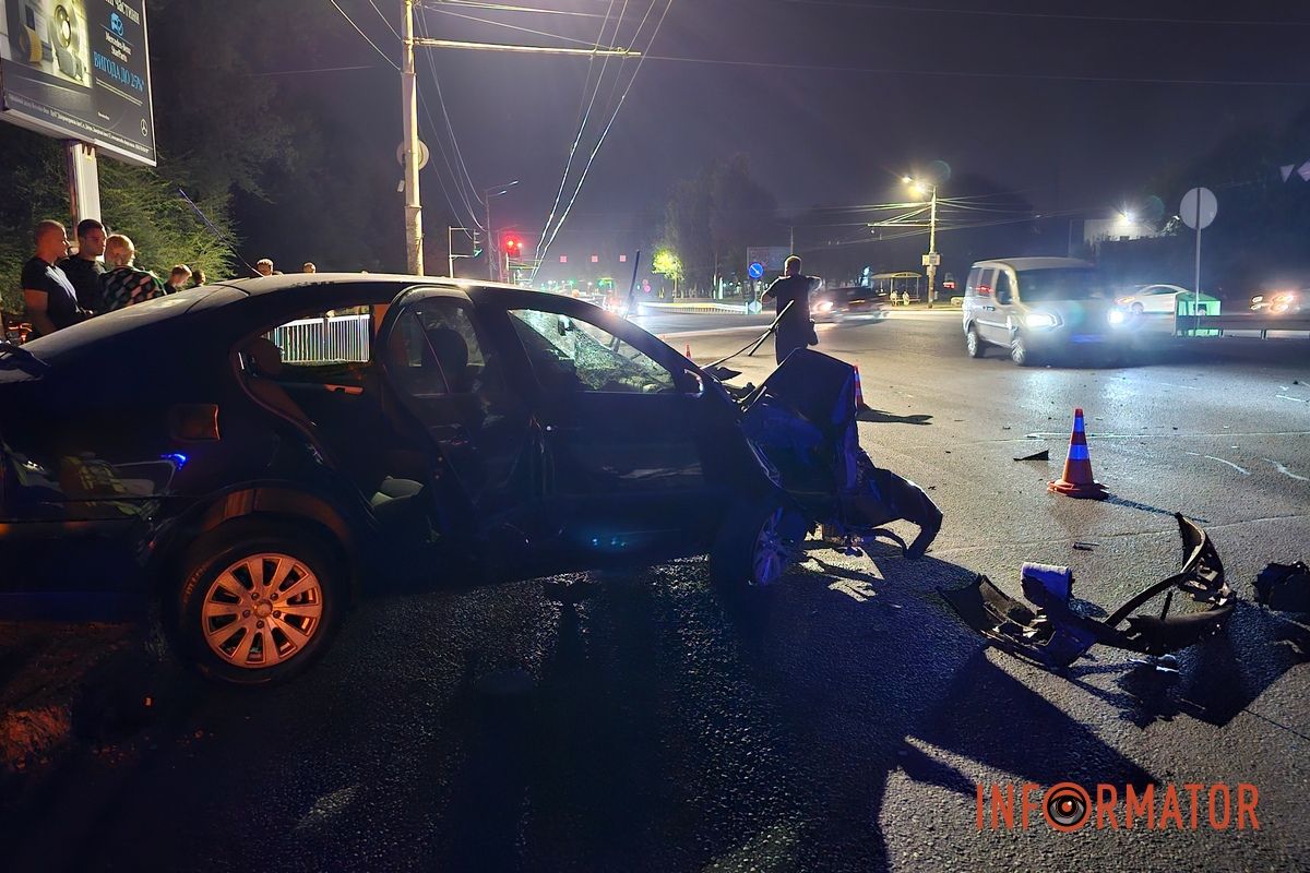 У Дніпрі на Запорізькому шосе Skoda врізалася у підземний перехід та огорожу: водій постраждав, з машини вилетів двигун 6