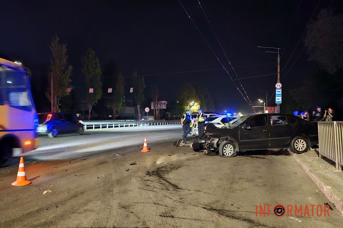 У Дніпрі на Запорізькому шосе Skoda врізалася у підземний перехід та огорожу: водій постраждав, з машини вилетів двигун 13