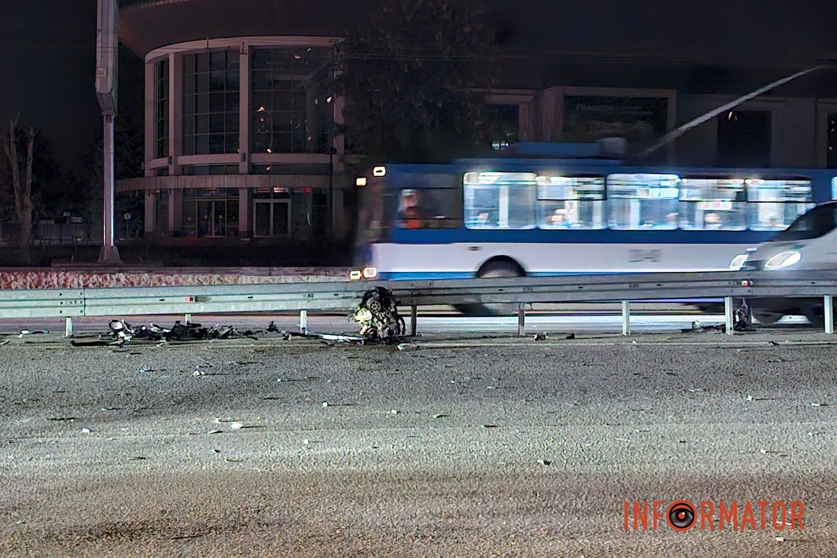 У Дніпрі на Запорізькому шосе Skoda врізалася у підземний перехід та огорожу: водій постраждав, з машини вилетів двигун 14